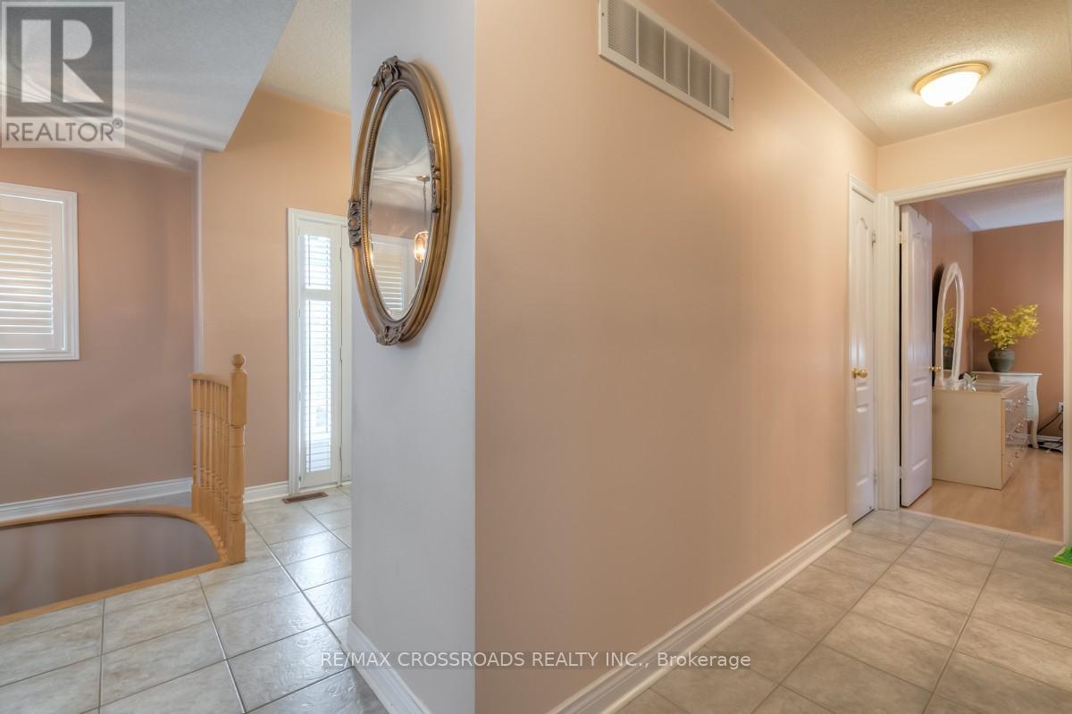 26 Lurosa Crescent, Whitby, Ontario  L1R 3A9 - Photo 7 - E12484901