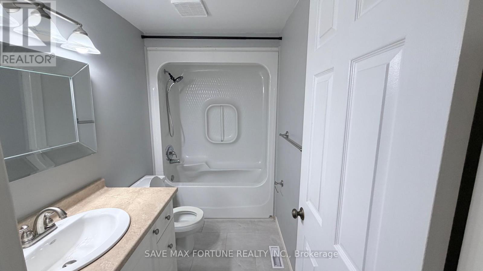 27 - 1 Royalwood Court, Hamilton, Ontario  L8E 4Y2 - Photo 14 - X12482291