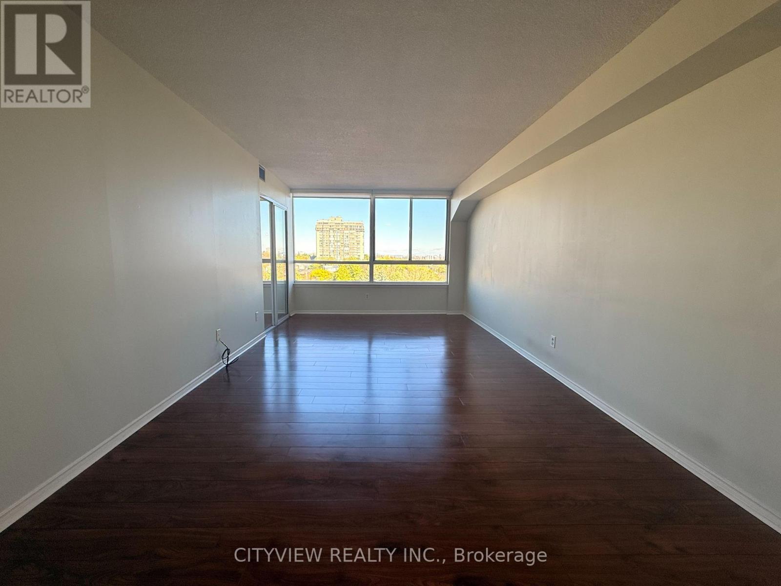 616 - 1001 Cedarglen Gate, Mississauga, Ontario  L5C 4R2 - Photo 4 - W12484896