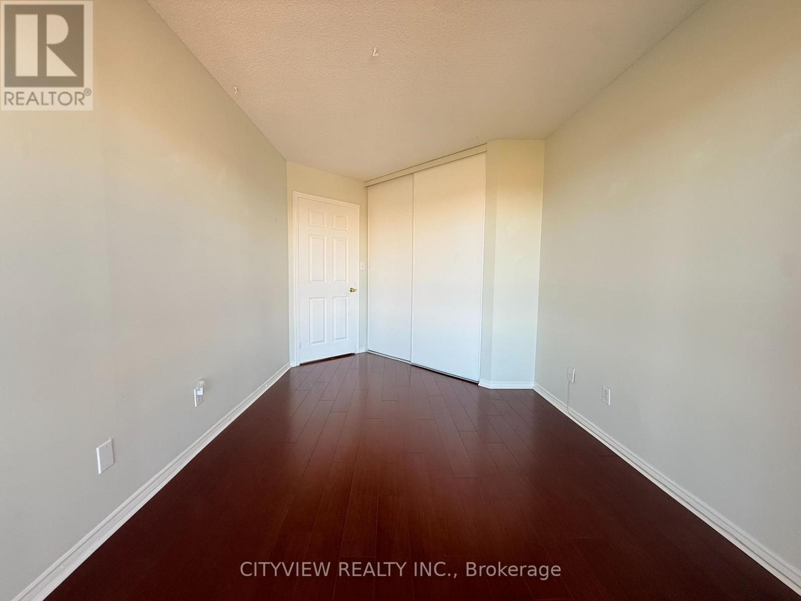 616 - 1001 Cedarglen Gate, Mississauga, Ontario  L5C 4R2 - Photo 8 - W12484896
