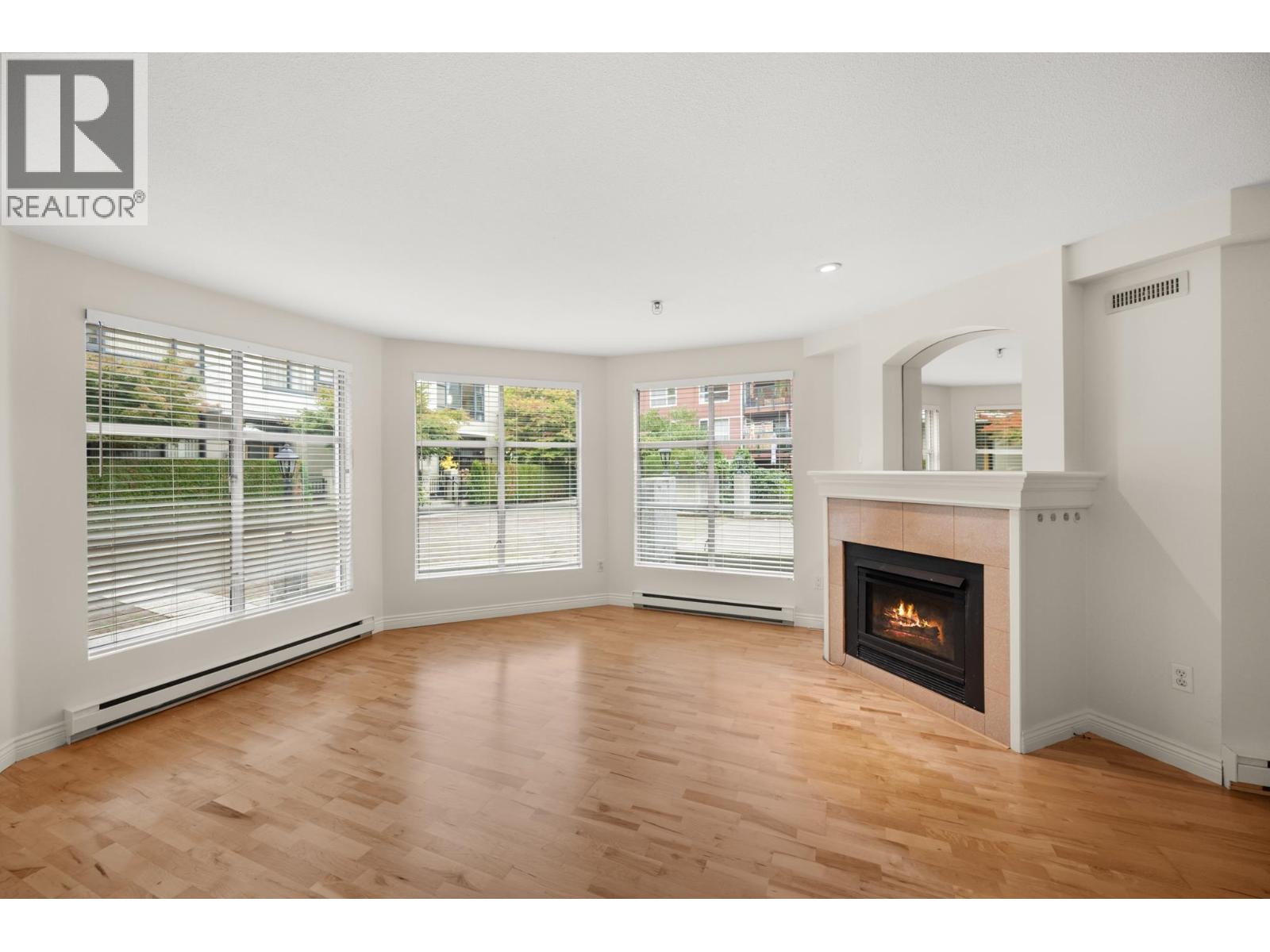 105 5 Renaissance Square, New Westminster, British Columbia  V3M 6K5 - Photo 6 - R3061350