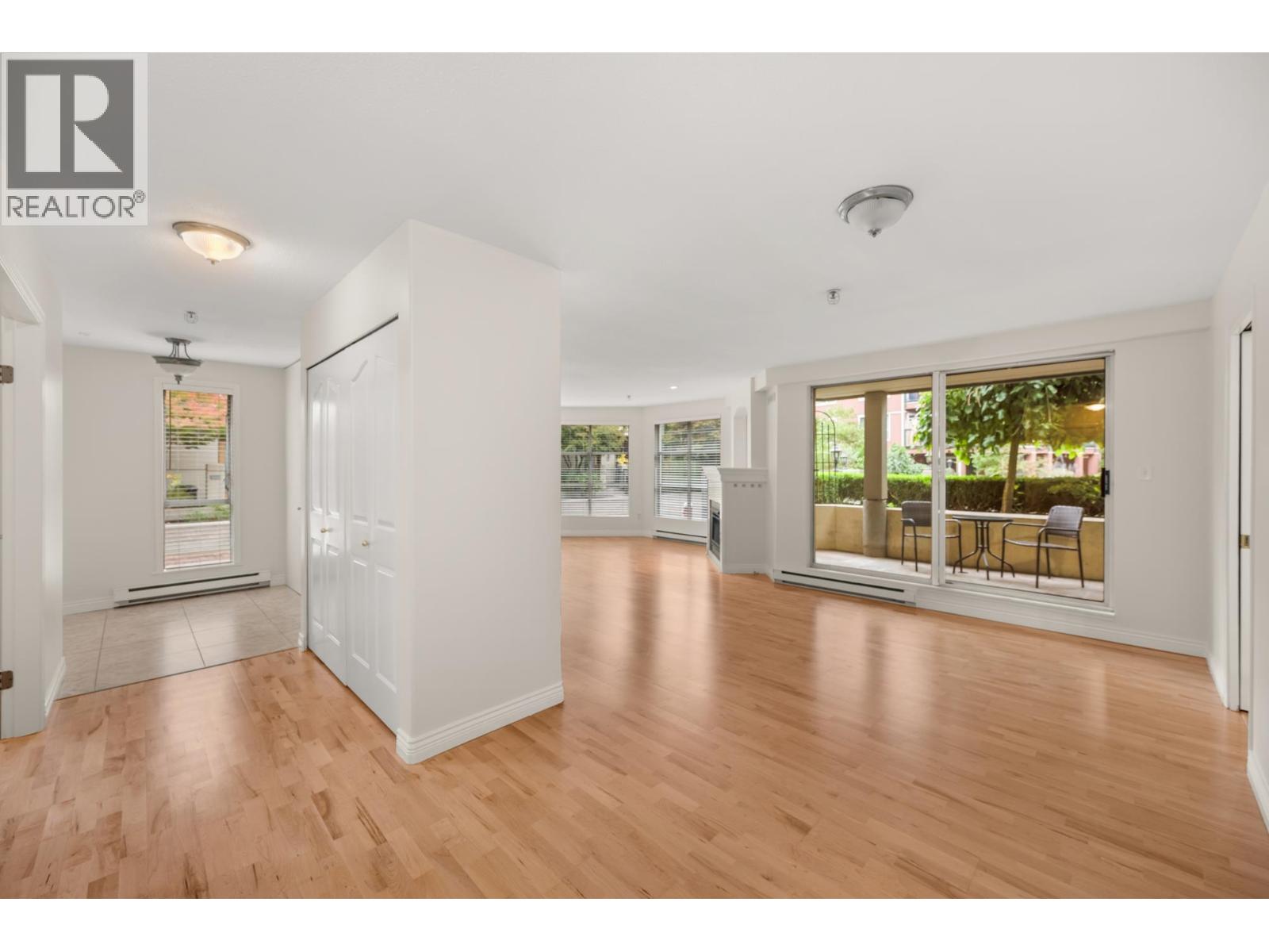 105 5 Renaissance Square, New Westminster, British Columbia  V3M 6K5 - Photo 3 - R3061350