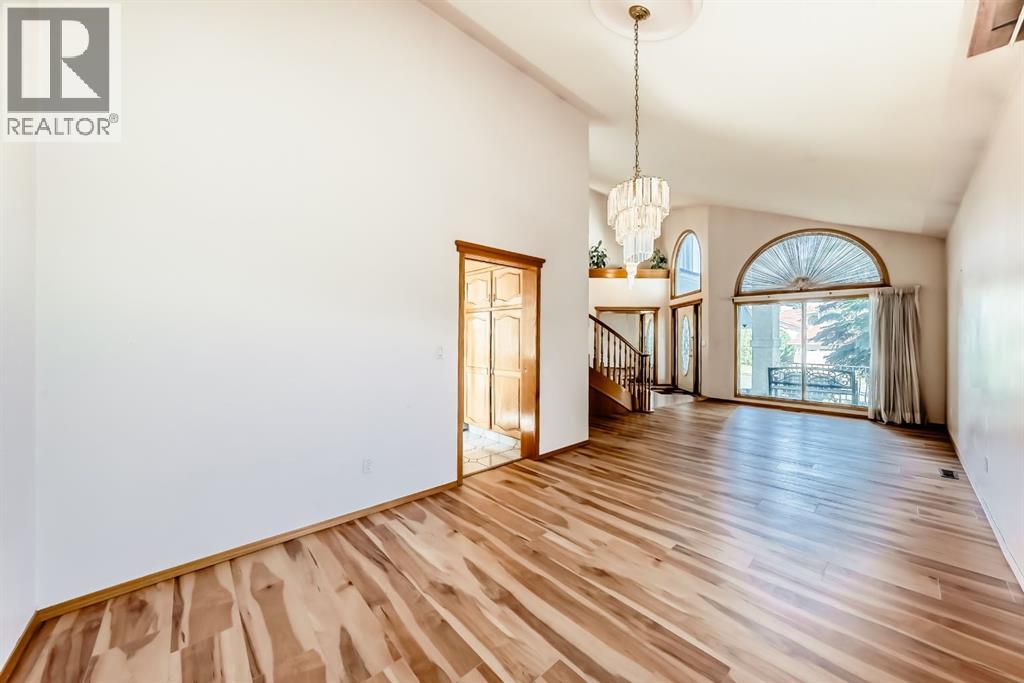 17 Santana Manor Nw, Calgary, Alberta  T3K 3M4 - Photo 9 - A2260143