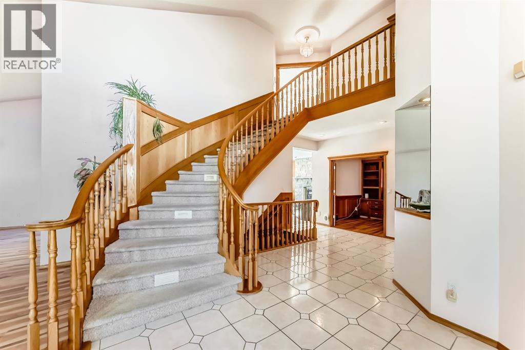 17 Santana Manor Nw, Calgary, Alberta  T3K 3M4 - Photo 2 - A2260143