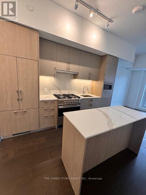 301 - 8 MANOR ROAD W, Toronto, Ontario