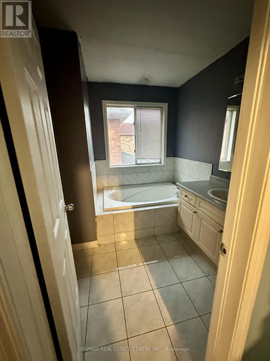 85 Herdwick Street, Brampton, Ontario  L6S 6M1 - Photo 11 - W12484919