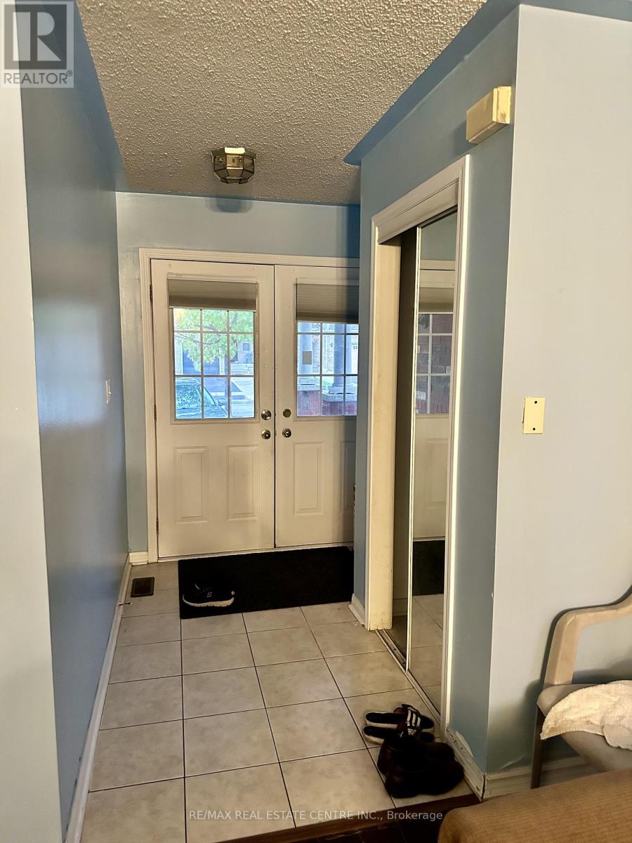 85 Herdwick Street, Brampton, Ontario  L6S 6M1 - Photo 4 - W12484919