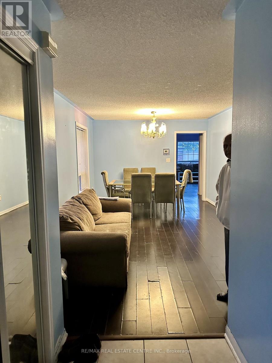 85 Herdwick Street, Brampton, Ontario  L6S 6M1 - Photo 5 - W12484919