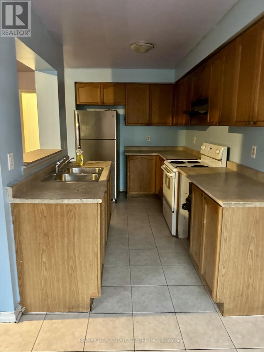 85 Herdwick Street, Brampton, Ontario  L6S 6M1 - Photo 6 - W12484919