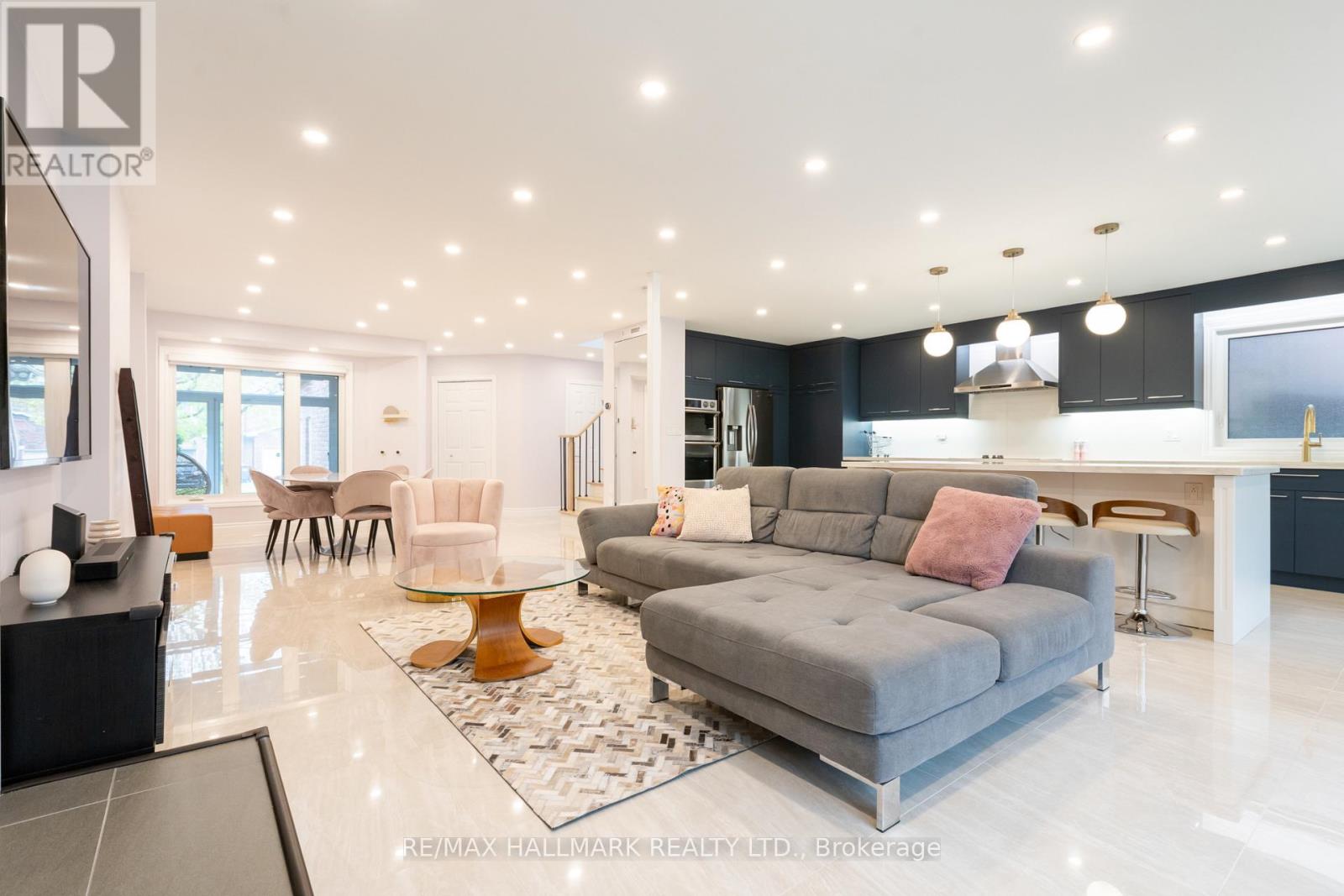 1309 Sweetbirch Court, Mississauga, Ontario  L5C 3R4 - Photo 6 - W12484928