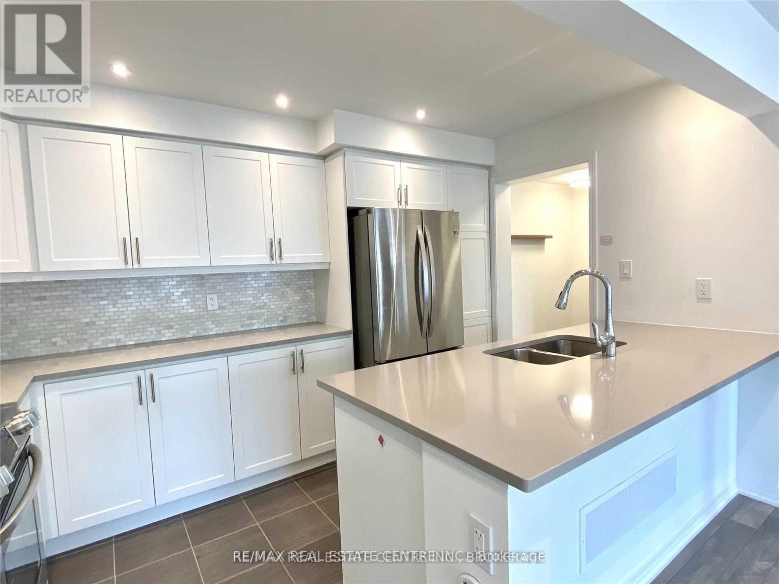 3088 Mistletoe Gardens, Oakville, Ontario  L6M 0Z5 - Photo 3 - W12484735