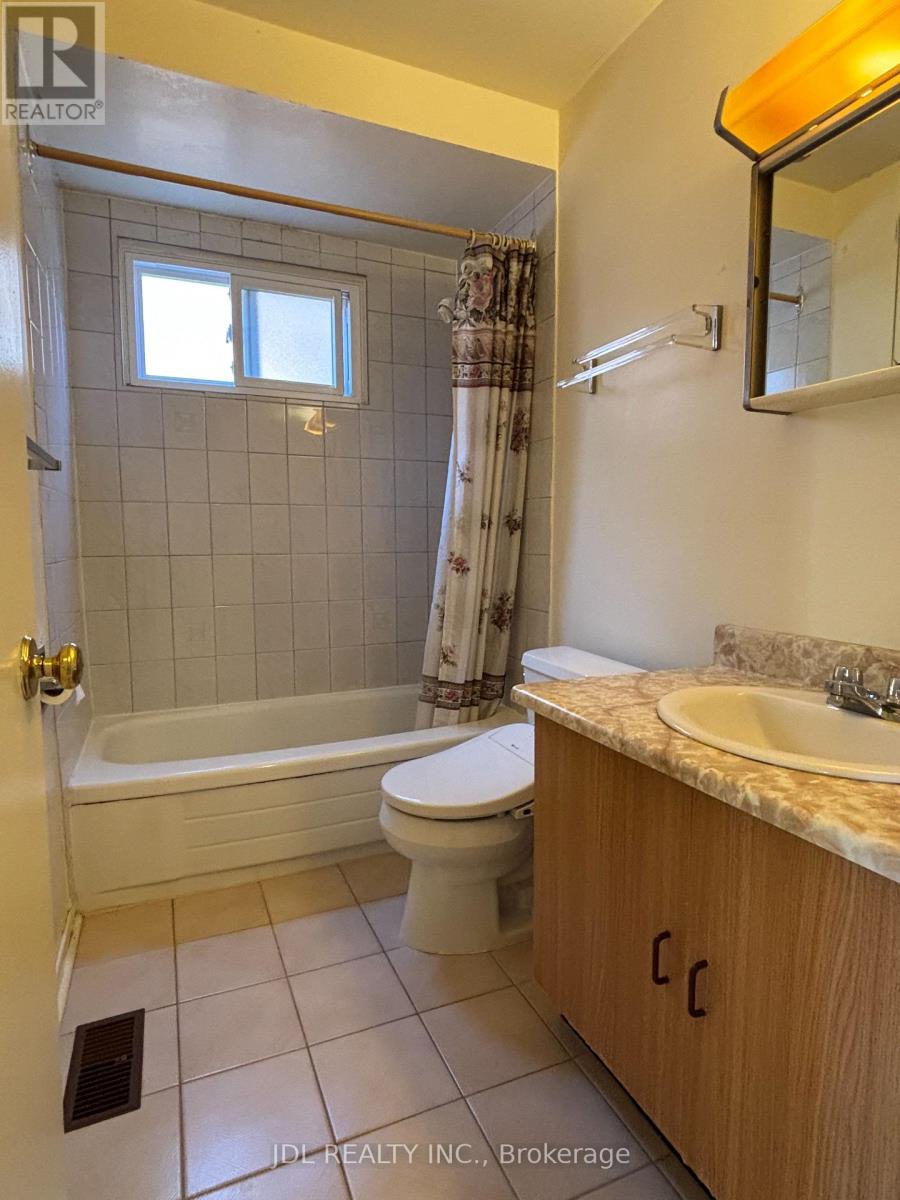 65 Cottonwood Court, Markham, Ontario  L3T 5W9 - Photo 15 - N12484948