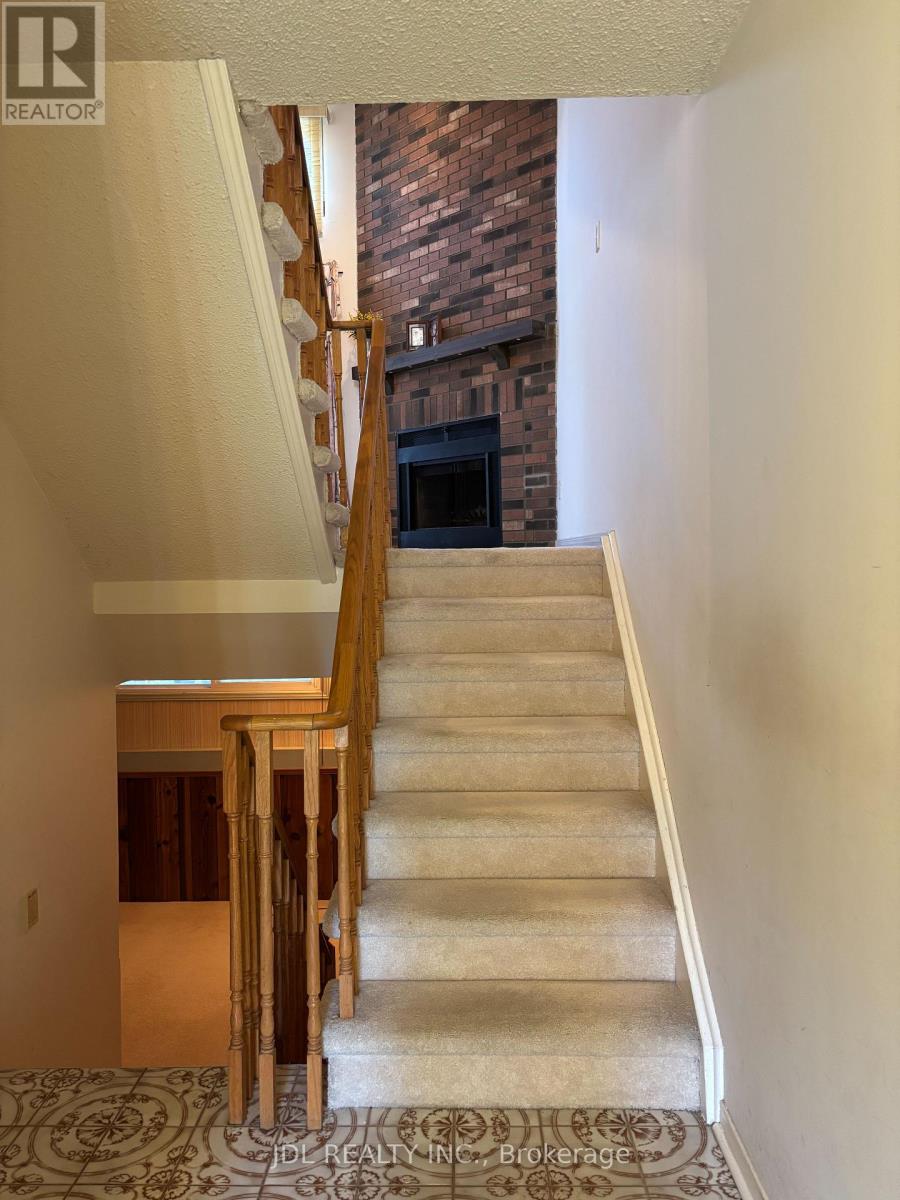 65 Cottonwood Court, Markham, Ontario  L3T 5W9 - Photo 3 - N12484948