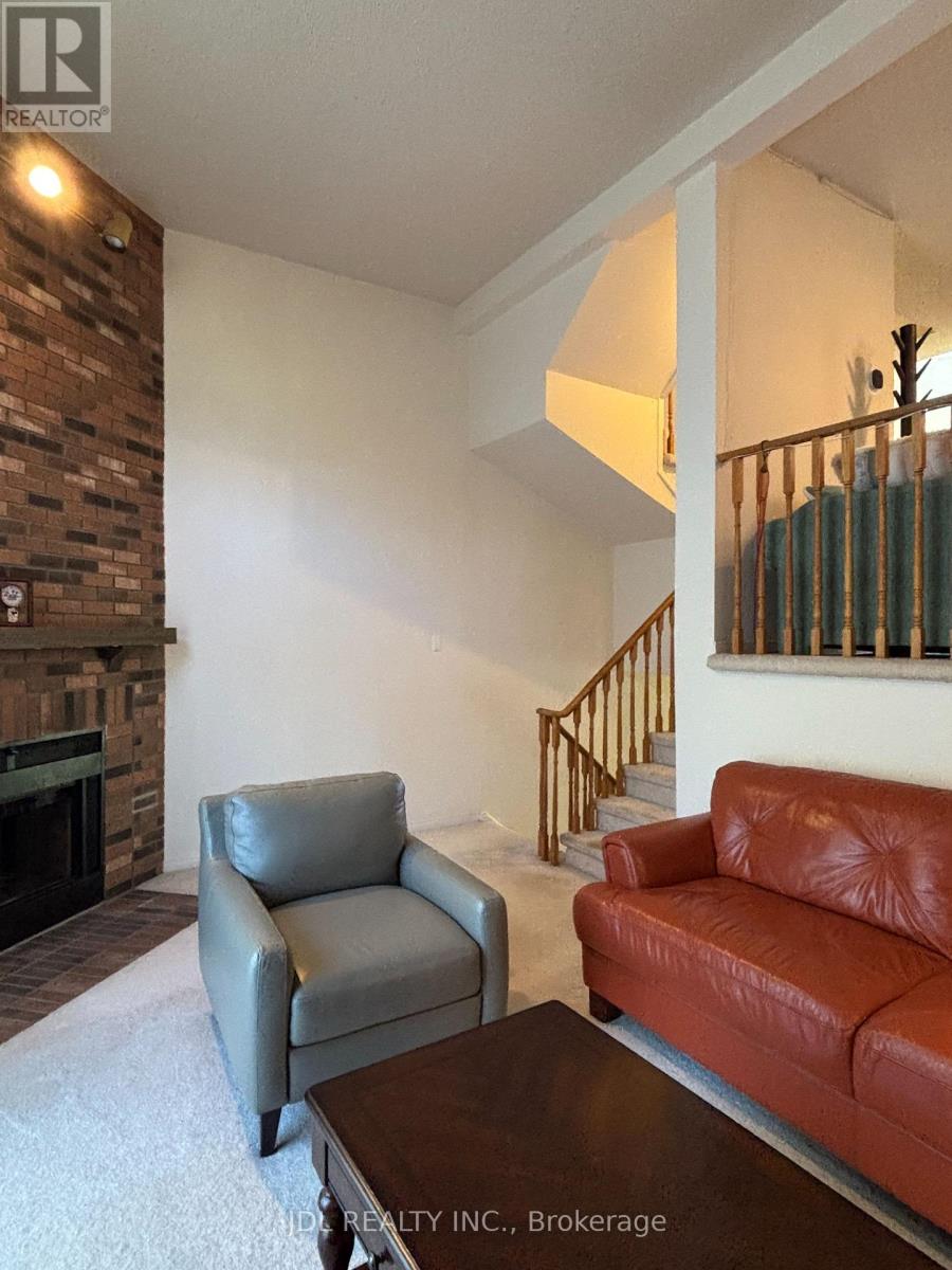 65 Cottonwood Court, Markham, Ontario  L3T 5W9 - Photo 4 - N12484948