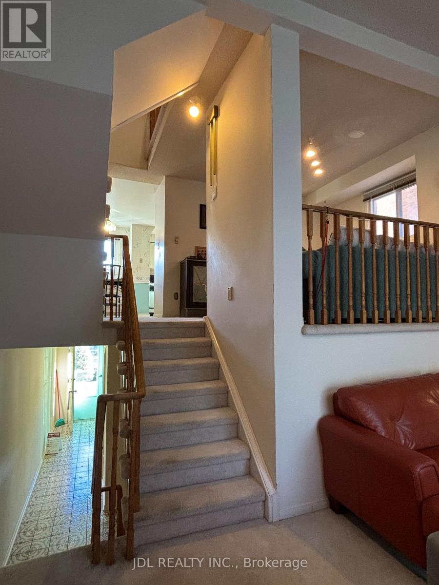 65 Cottonwood Court, Markham, Ontario  L3T 5W9 - Photo 7 - N12484948