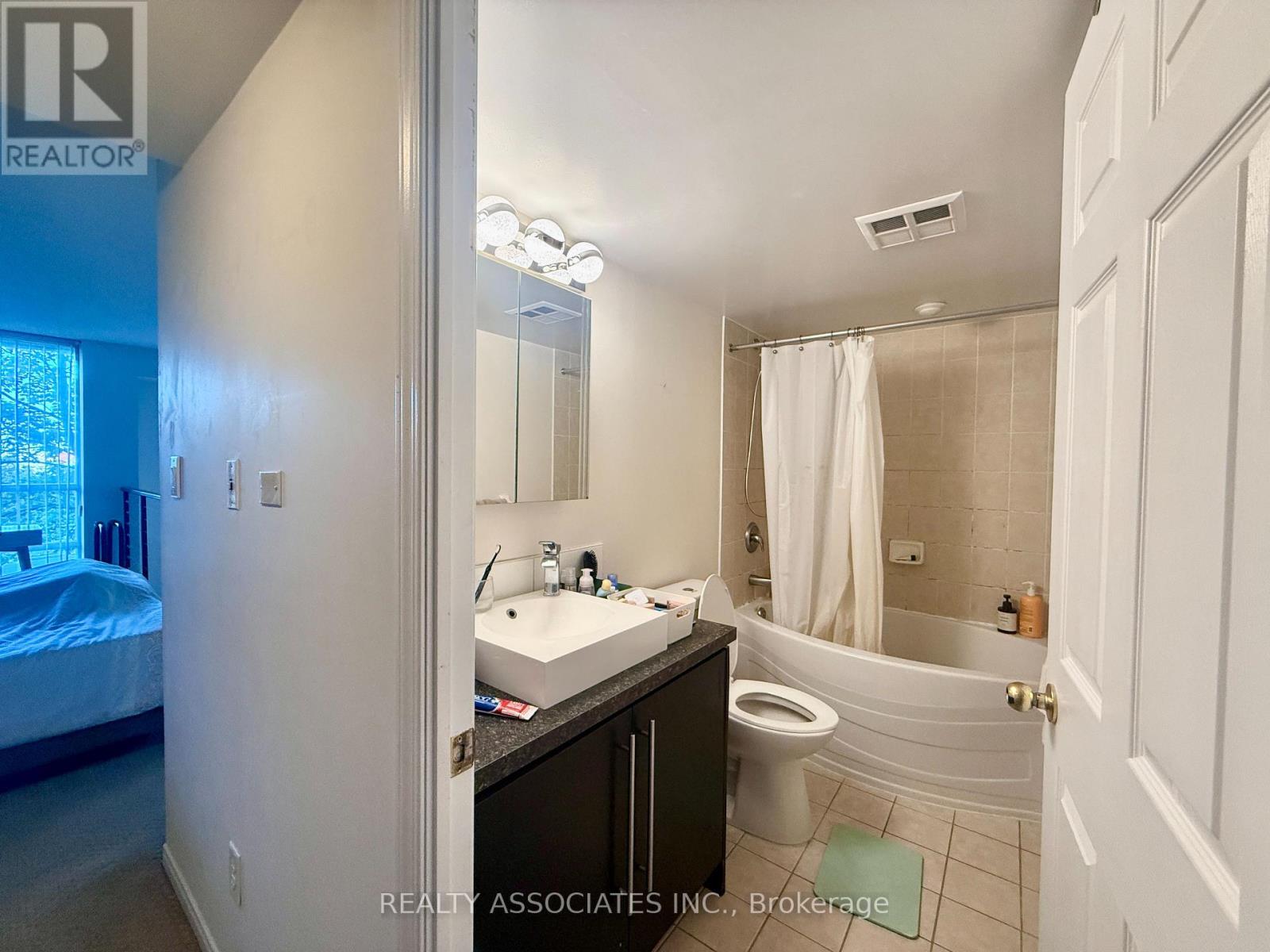 303 - 51 Baffin Court, Richmond Hill, Ontario  L4B 4P6 - Photo 11 - N12484959