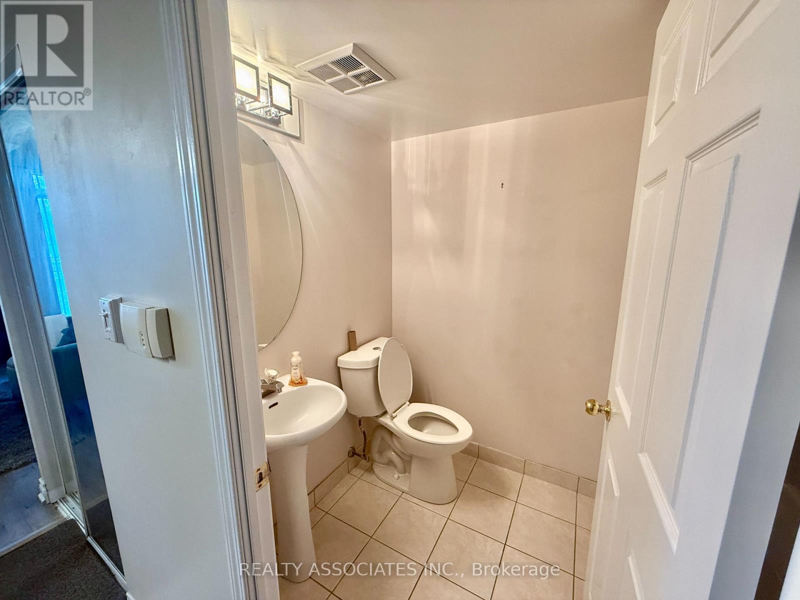 303 - 51 Baffin Court, Richmond Hill, Ontario  L4B 4P6 - Photo 14 - N12484959