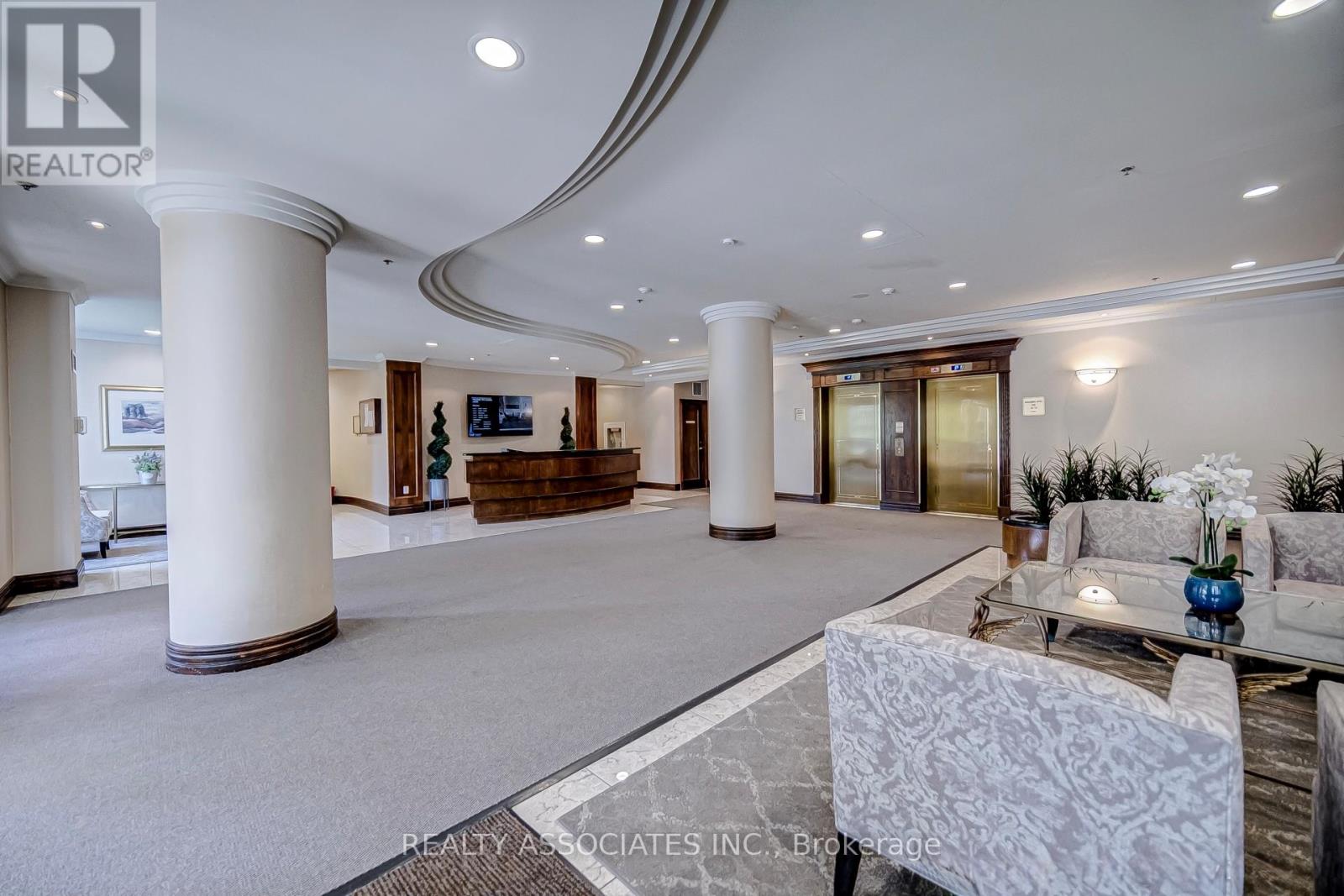 303 - 51 Baffin Court, Richmond Hill, Ontario  L4B 4P6 - Photo 2 - N12484959