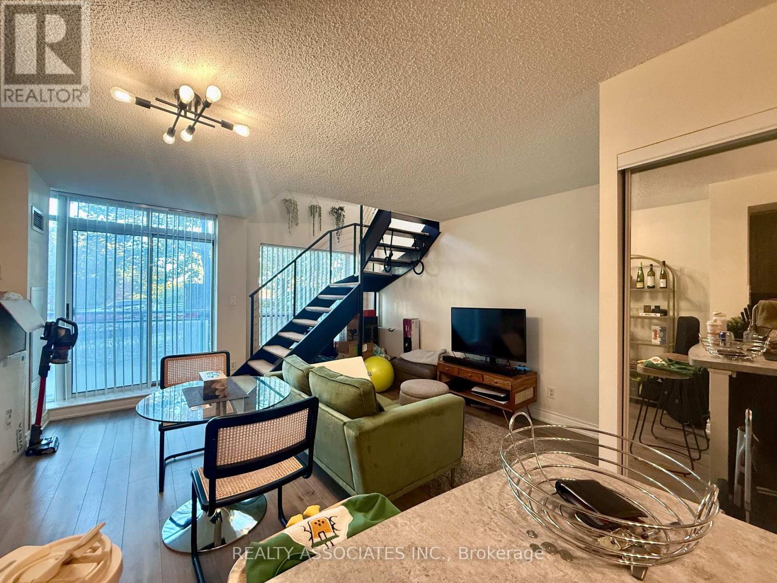 303 - 51 Baffin Court, Richmond Hill, Ontario  L4B 4P6 - Photo 5 - N12484959