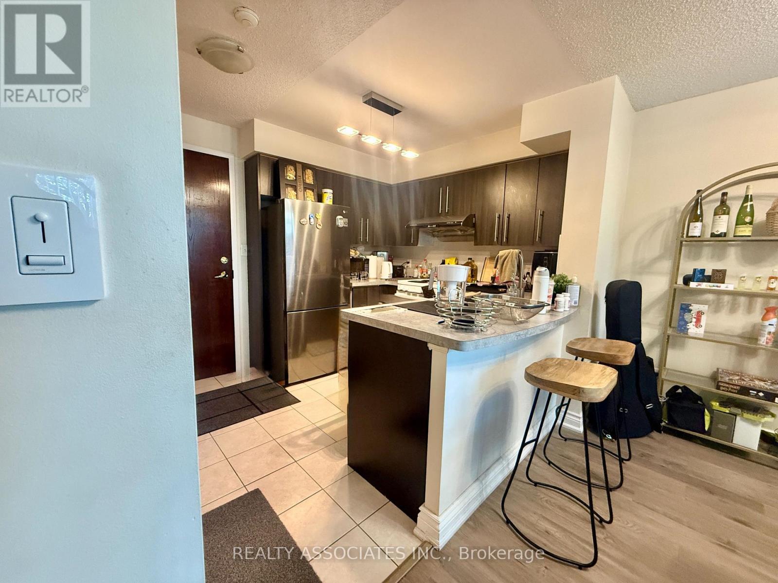 303 - 51 Baffin Court, Richmond Hill, Ontario  L4B 4P6 - Photo 6 - N12484959