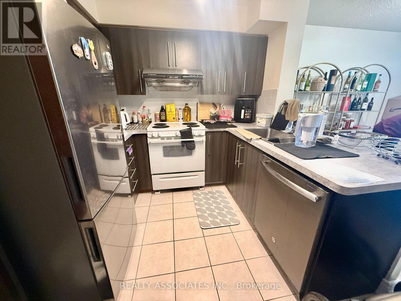 303 - 51 Baffin Court, Richmond Hill, Ontario  L4B 4P6 - Photo 7 - N12484959