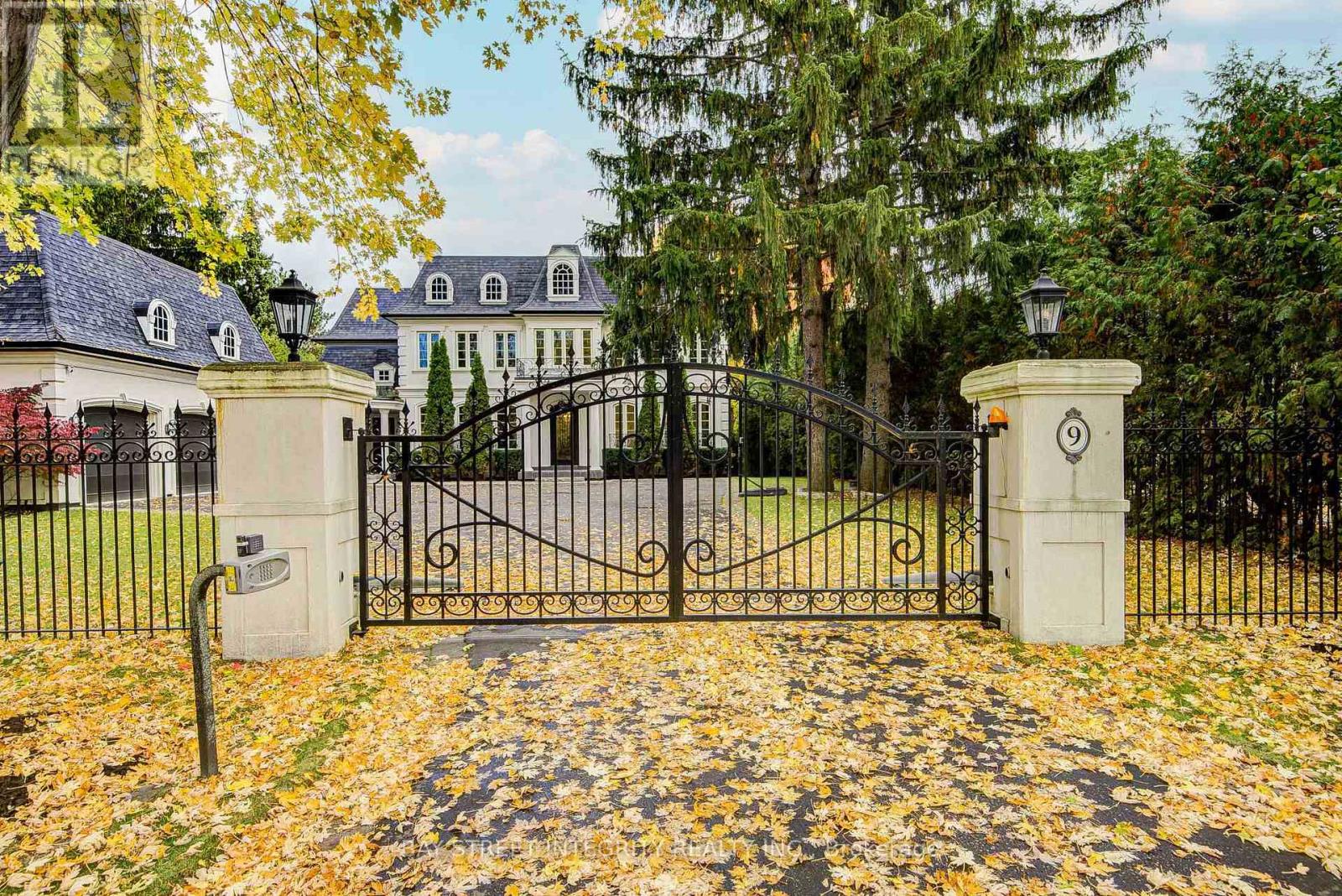 9 Highland Court, Aurora, Ontario  L4G 2S9 - Photo 2 - N12484977