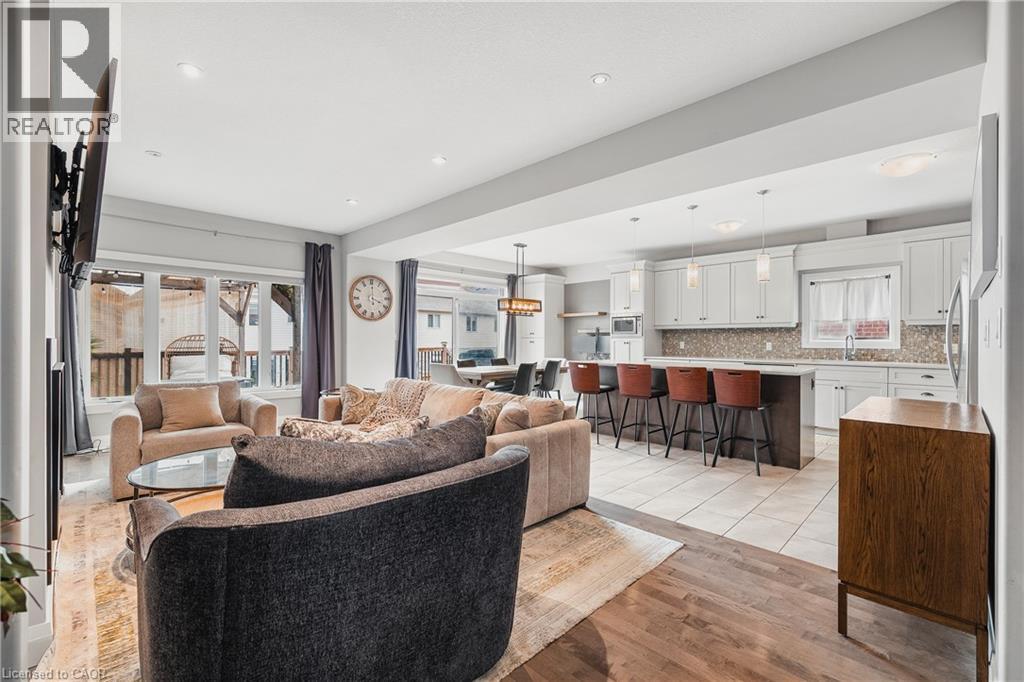 Property at 346 MOORLANDS Crescent image 4