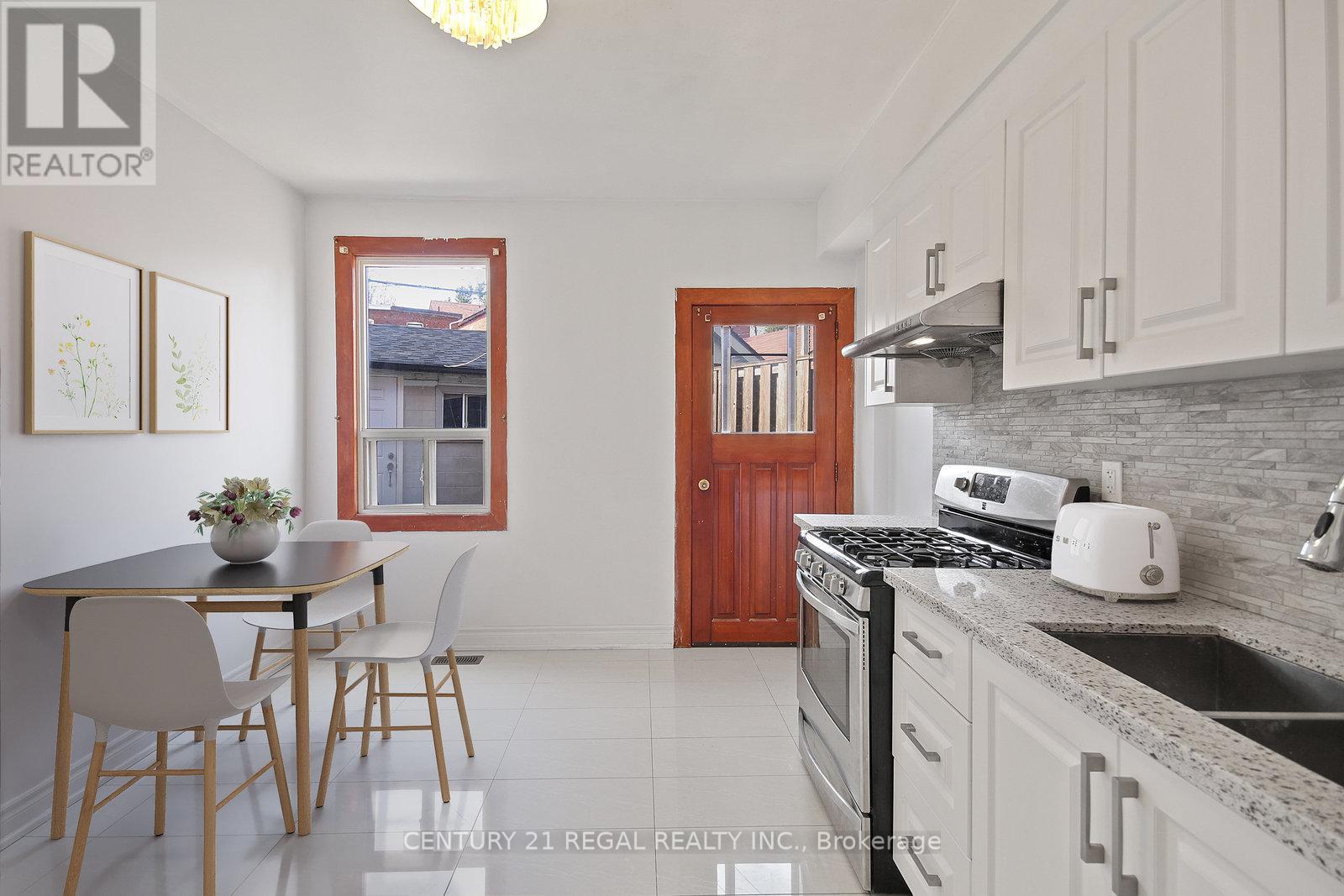 300 Montrose Avenue, Toronto, Ontario  M6G 3G8 - Photo 3 - C12485023