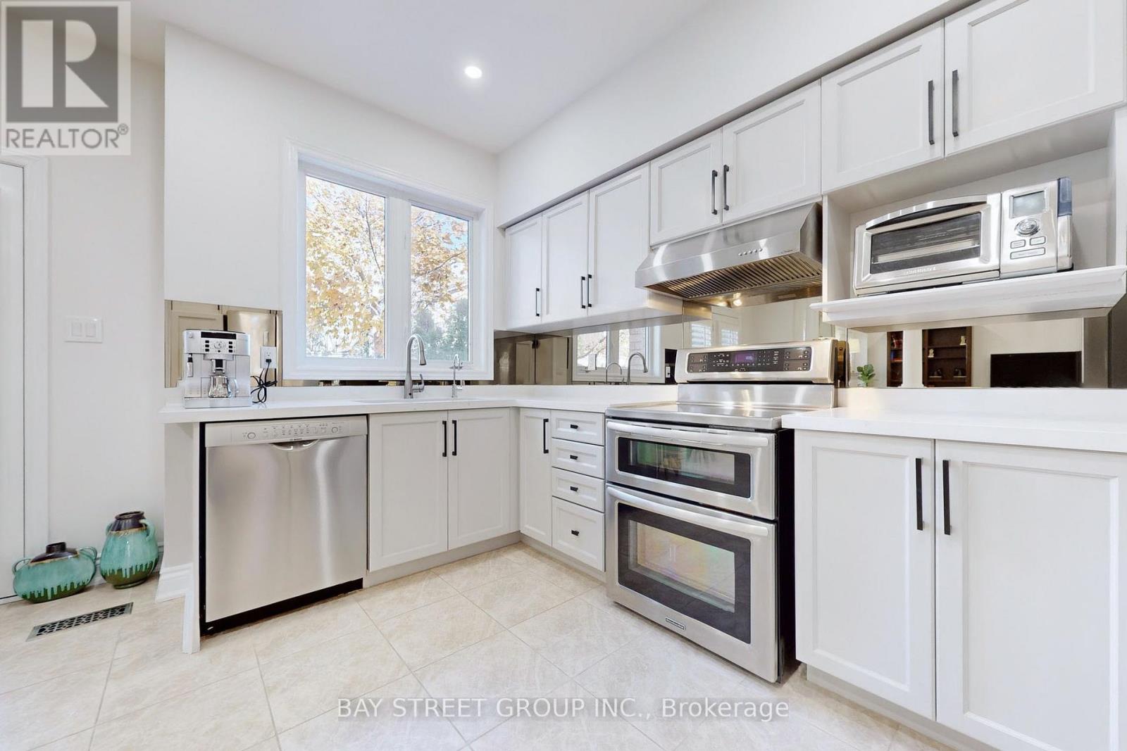 115 Colesbrook Road, Richmond Hill, Ontario  L4S 2G3 - Photo 14 - N12485018