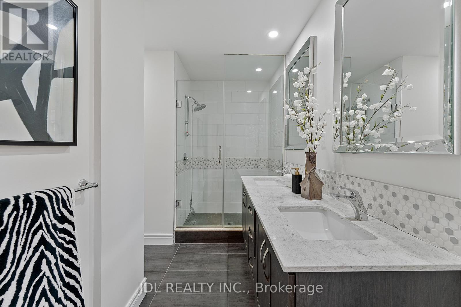 1859 Lincoln Green Close, Mississauga, Ontario  L5K 1C4 - Photo 39 - W12485007