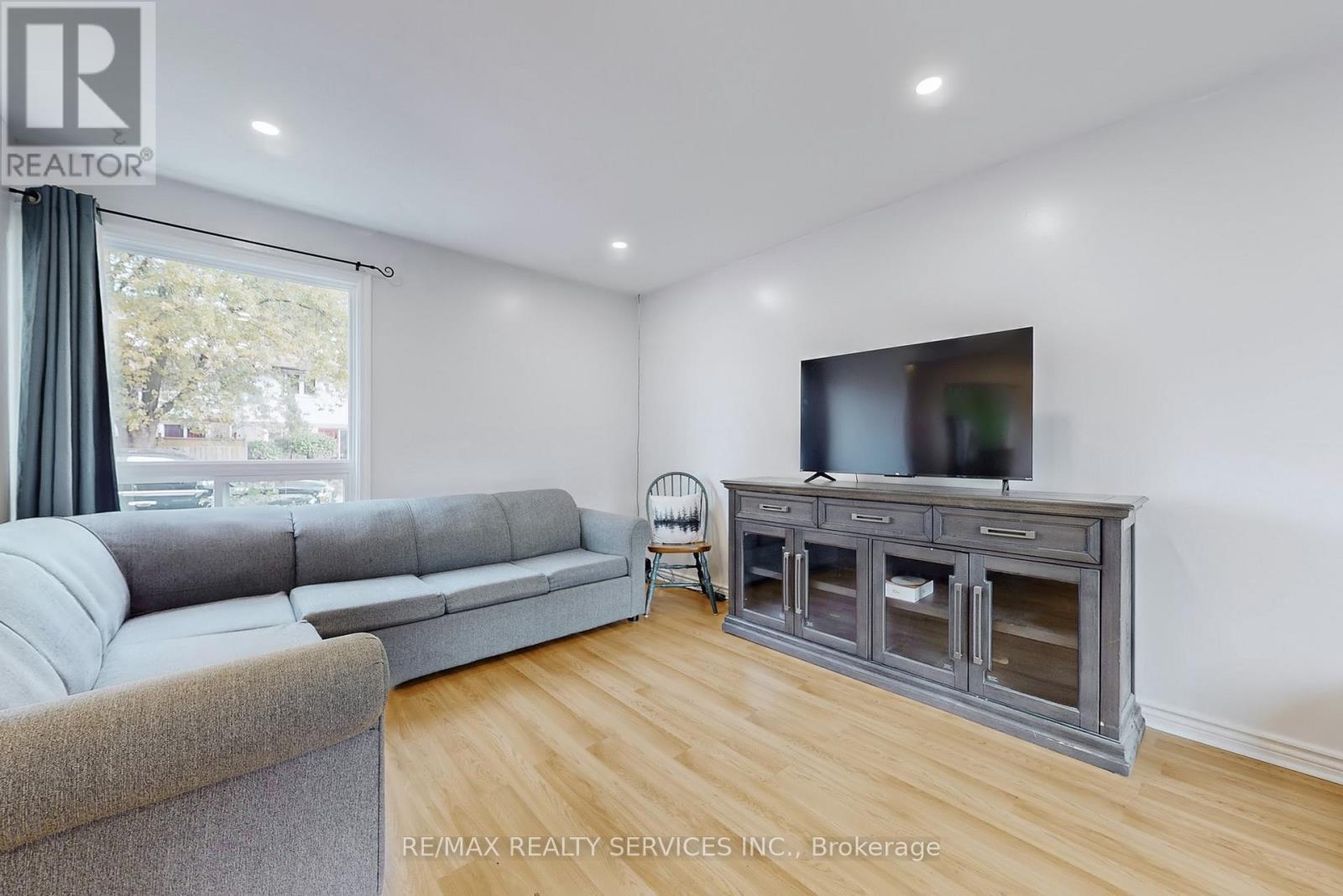 2 Hector Court, Brampton, Ontario  L6S 1P1 - Photo 6 - W12485022