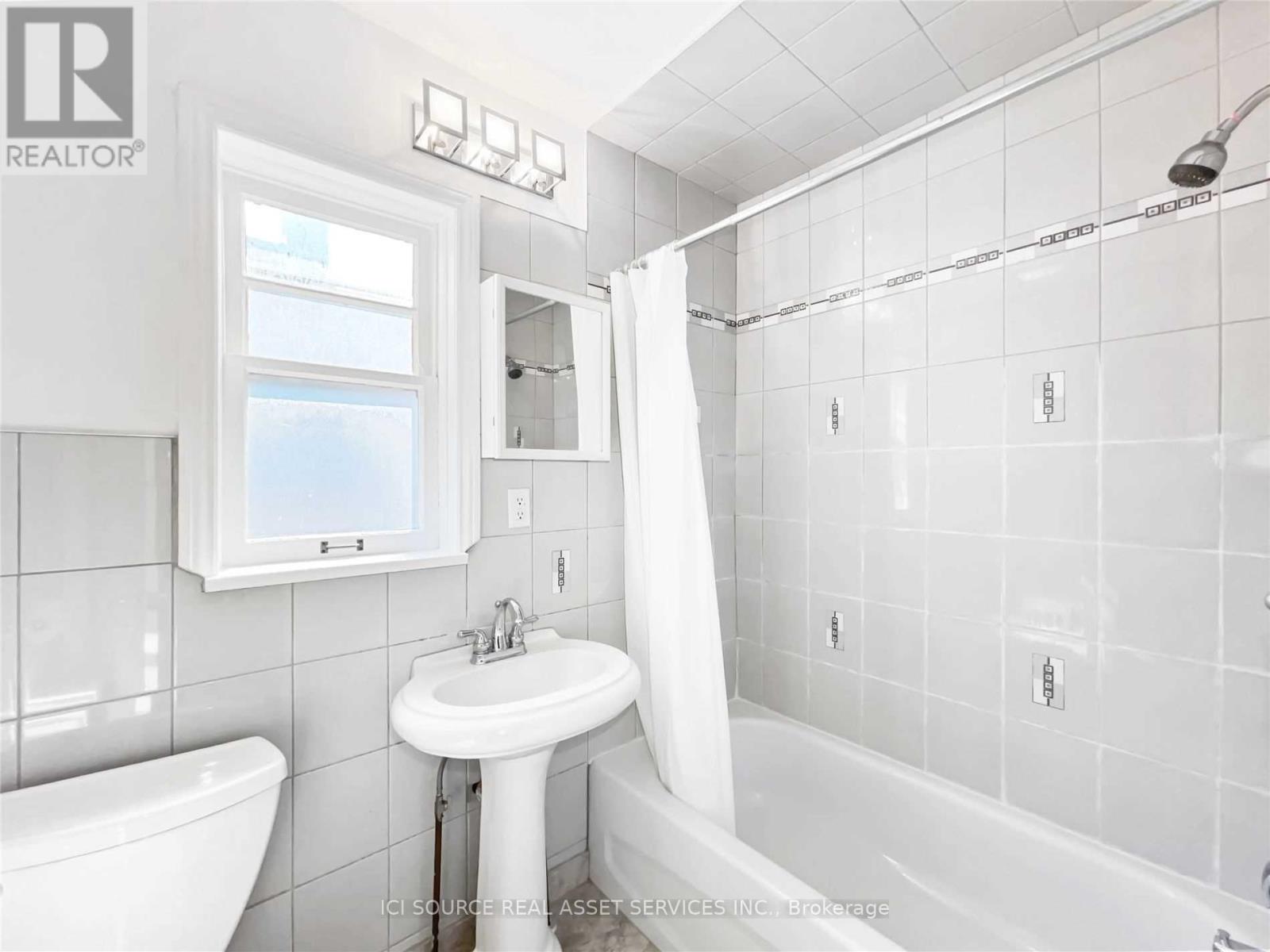 2 - 116 Eastwood Road, Toronto, Ontario  M4L 2C9 - Photo 18 - E12485038