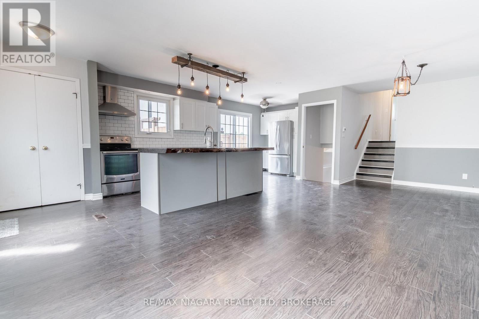 49 Autumn Place W, St. Catharines, Ontario  L2P 2W6 - Photo 2 - X12485055