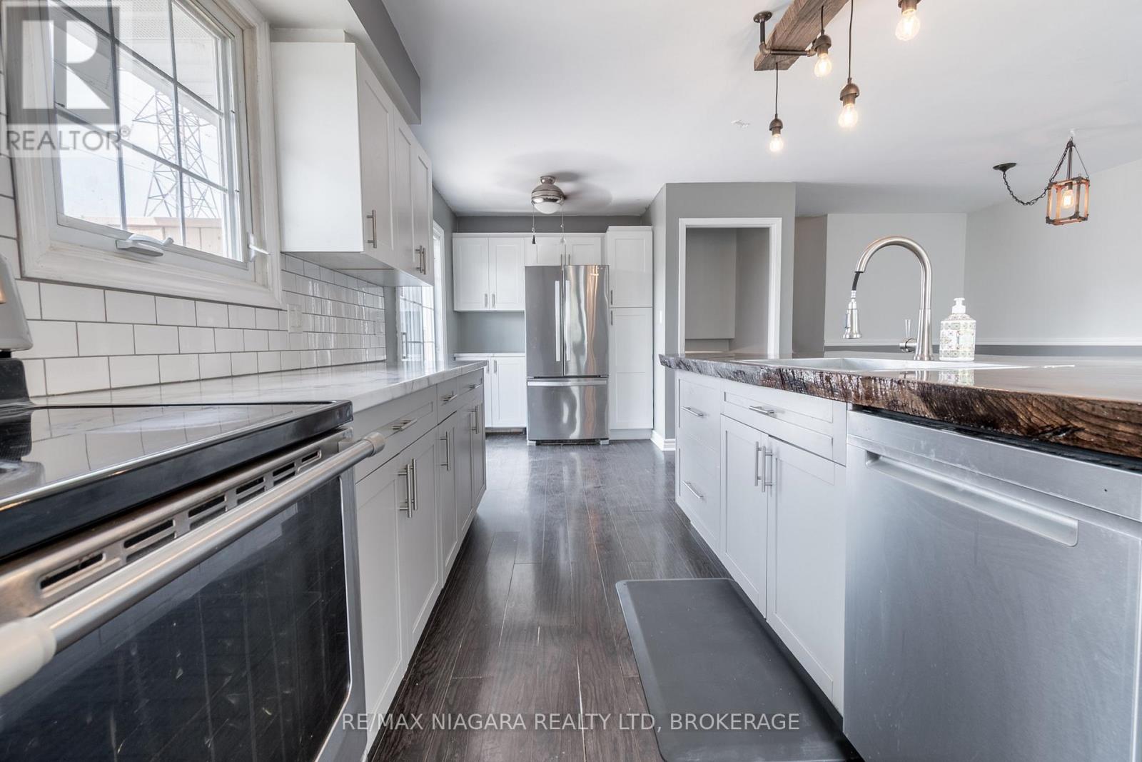 49 Autumn Place W, St. Catharines, Ontario  L2P 2W6 - Photo 4 - X12485055