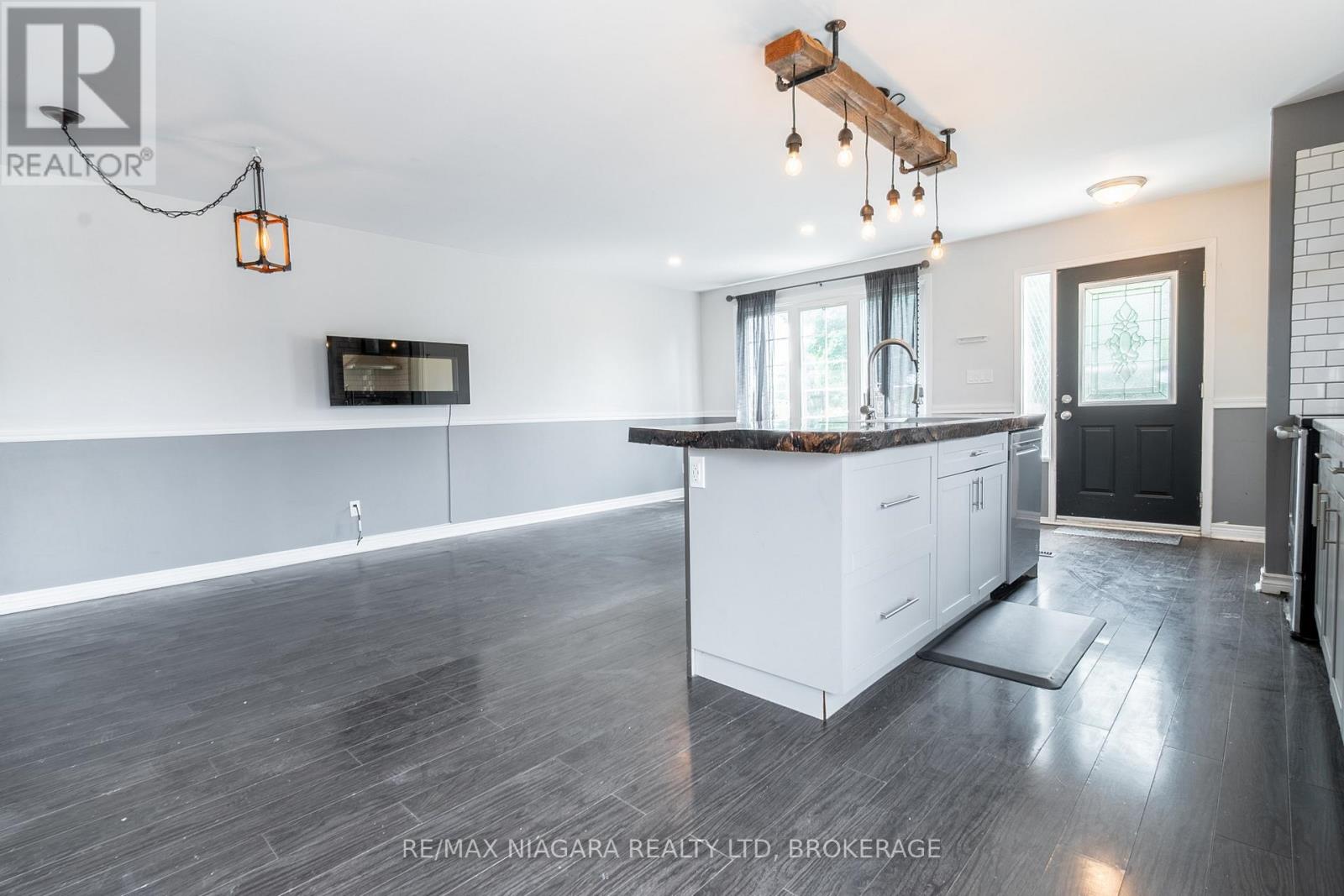 49 Autumn Place W, St. Catharines, Ontario  L2P 2W6 - Photo 5 - X12485055