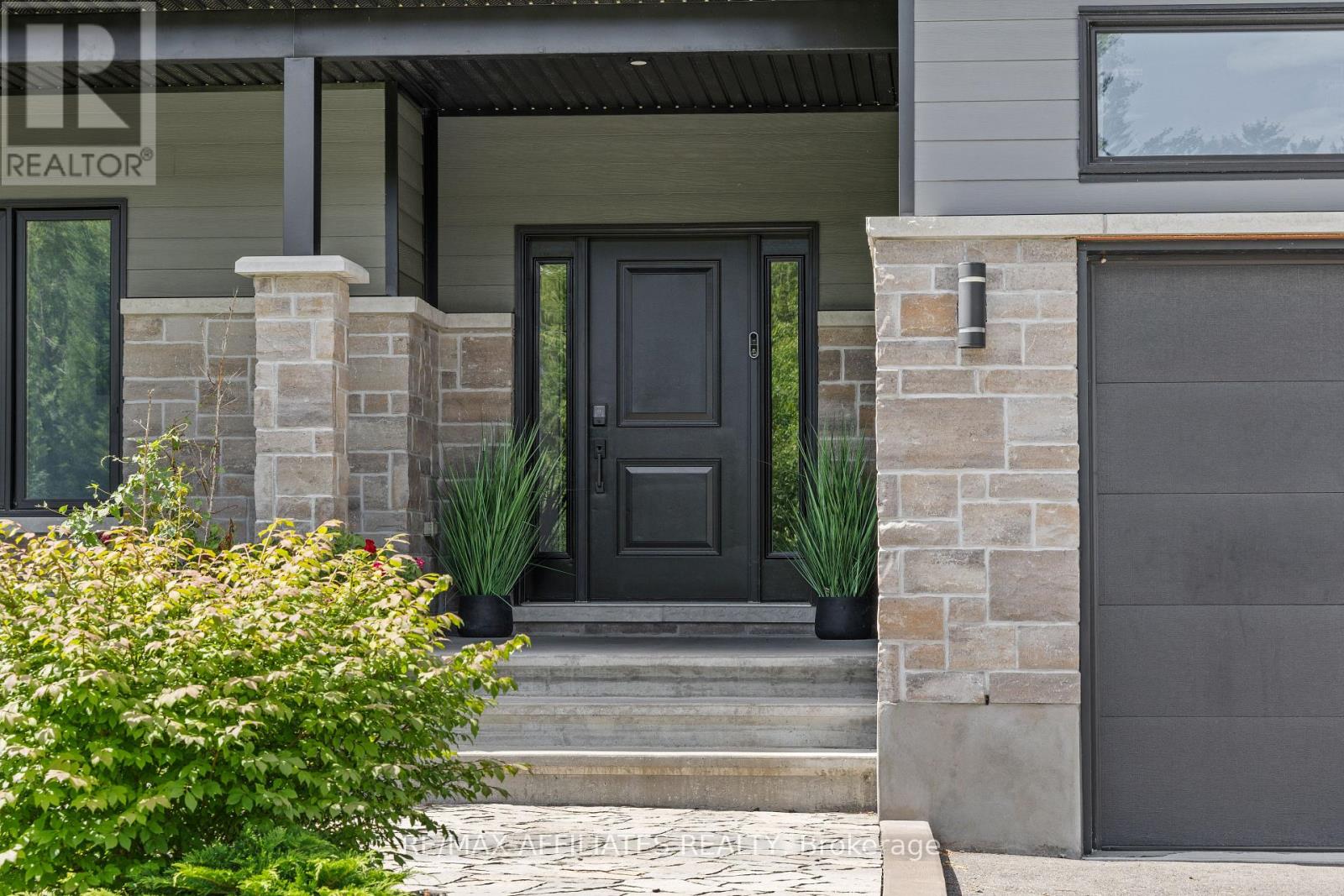 400 Cinnamon Crescent, Ottawa, Ontario  K0A 2H0 - Photo 2 - X12317728