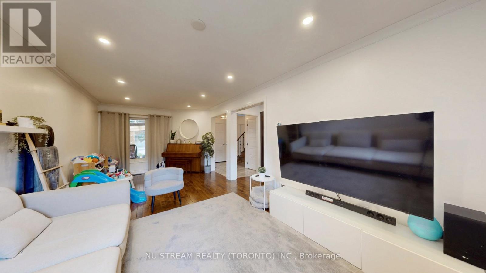 3926 Hazelridge Road, Mississauga, Ontario  L5N 6Z4 - Photo 8 - W12485062