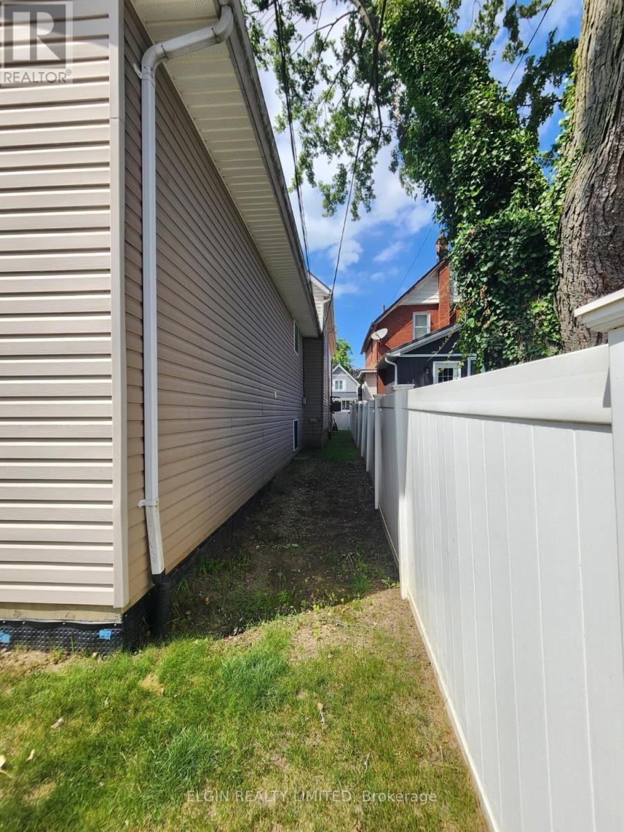 119 Erie Street, St. Thomas, Ontario  N5R 2N1 - Photo 10 - X12476459