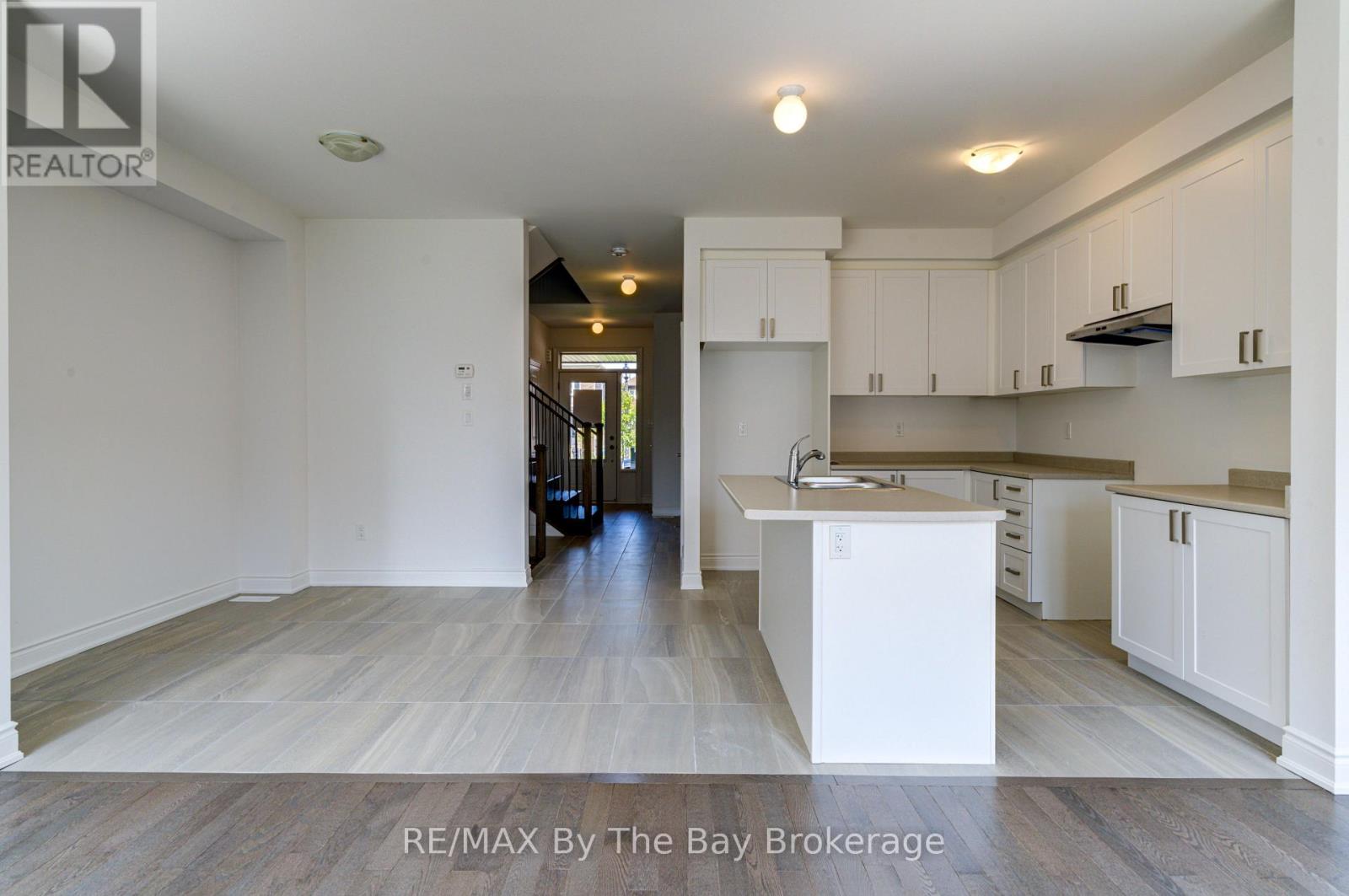 42 Lisa Street, Wasaga Beach, Ontario  L9Z 1J9 - Photo 11 - S12485091