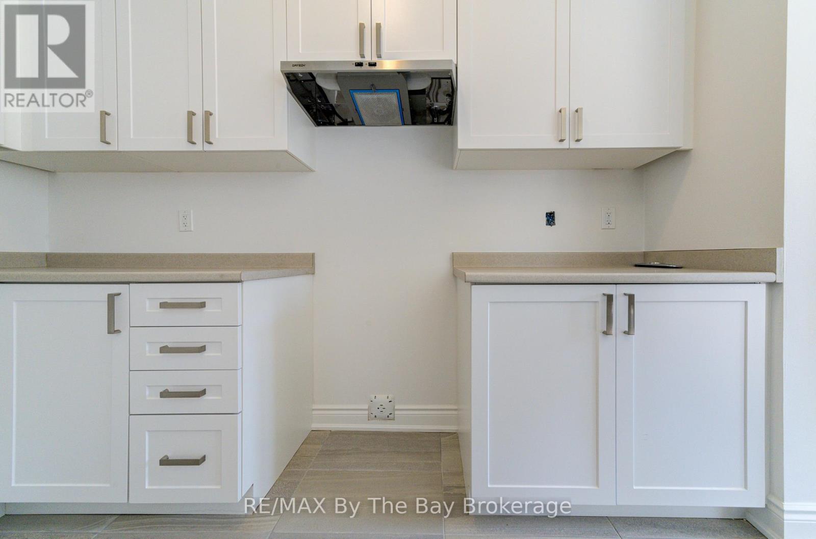 42 Lisa Street, Wasaga Beach, Ontario  L9Z 1J9 - Photo 13 - S12485091