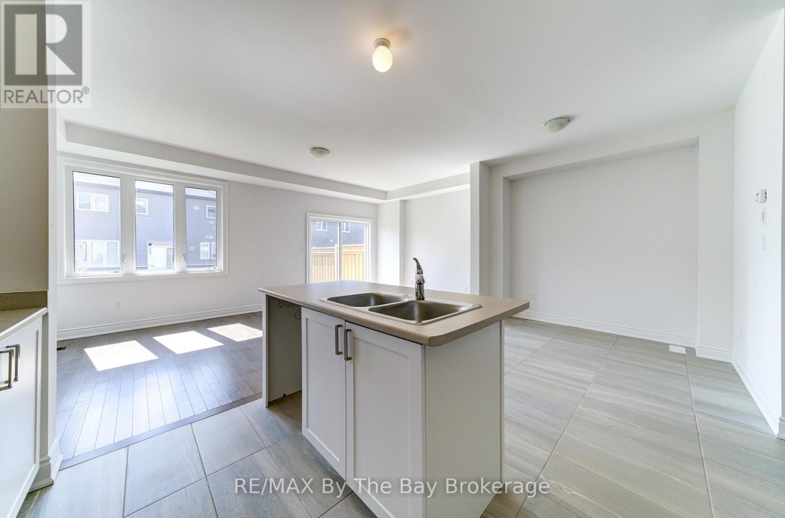 42 Lisa Street, Wasaga Beach, Ontario  L9Z 1J9 - Photo 14 - S12485091