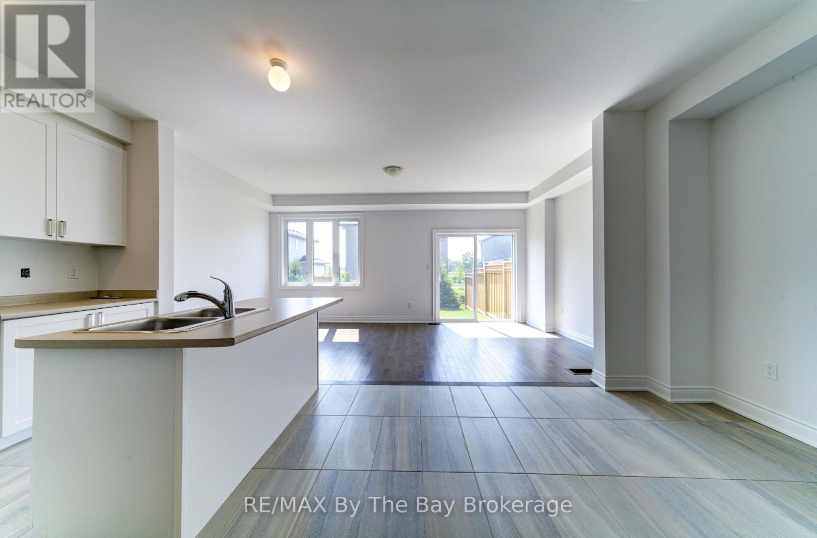 42 Lisa Street, Wasaga Beach, Ontario  L9Z 1J9 - Photo 7 - S12485091