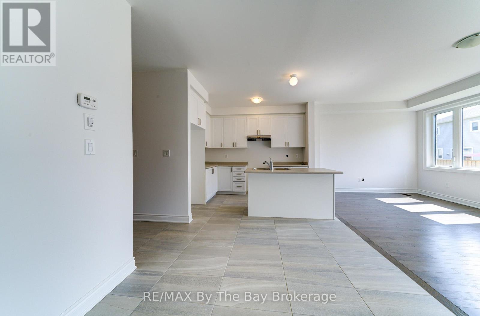 42 Lisa Street, Wasaga Beach, Ontario  L9Z 1J9 - Photo 8 - S12485091