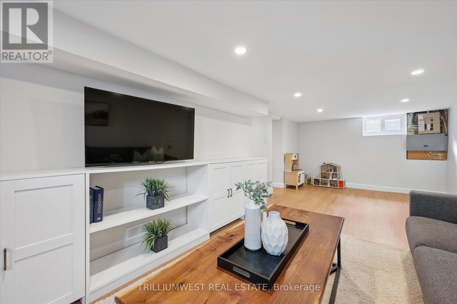 131 Roger Street, Waterloo, Ontario  N2J 1A7 - Photo 32 - X12485060