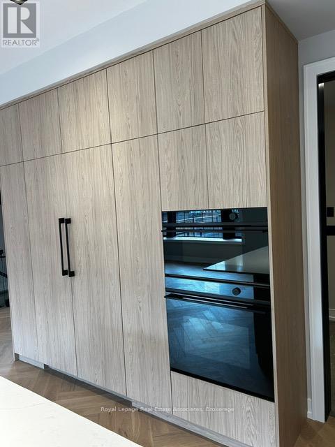 1006 Garrard Avenue, Mississauga, Ontario  L5E 1L5 - Photo 7 - W12485079