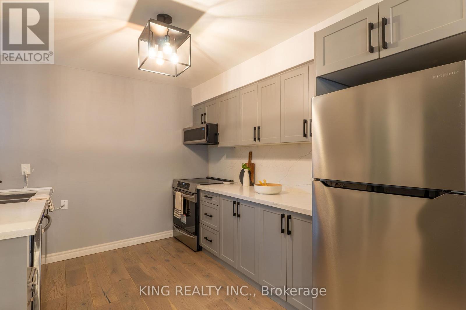 4 - 141 Ripley Court, Oakville, Ontario  L6H 1H2 - Photo 5 - W12485080