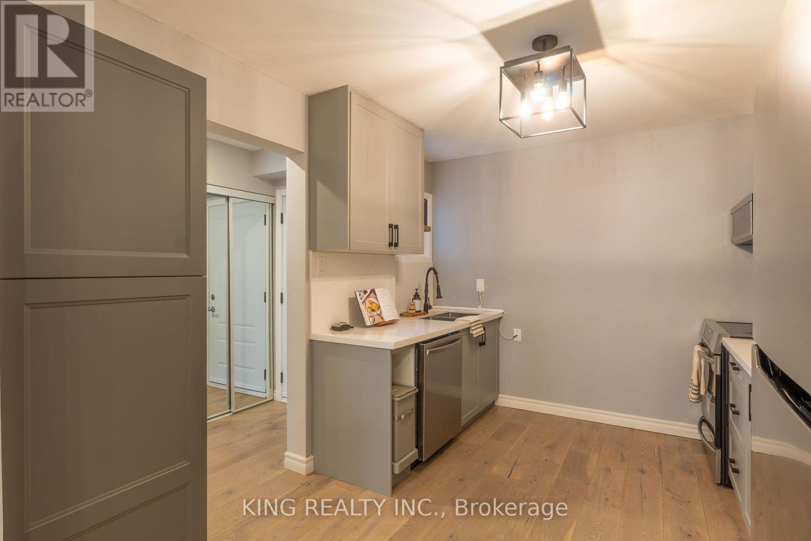 4 - 141 Ripley Court, Oakville, Ontario  L6H 1H2 - Photo 6 - W12485080