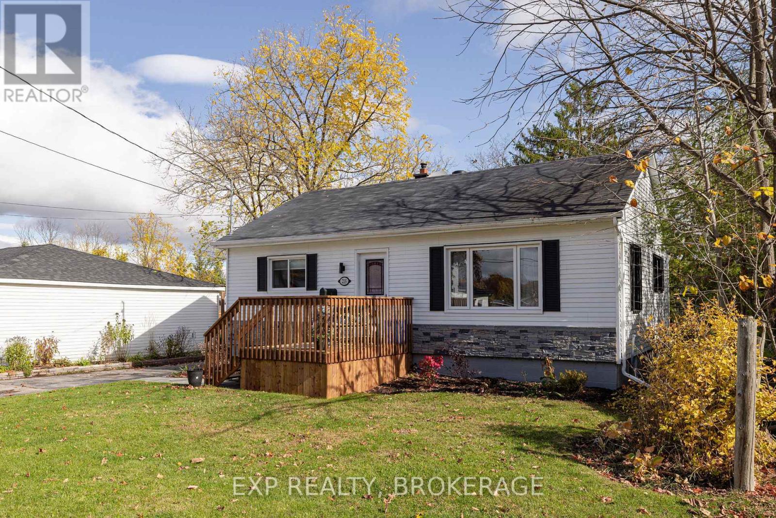 215 Victoria Avenue, Gananoque, Ontario  K7G 2S3 - Photo 3 - X12485124