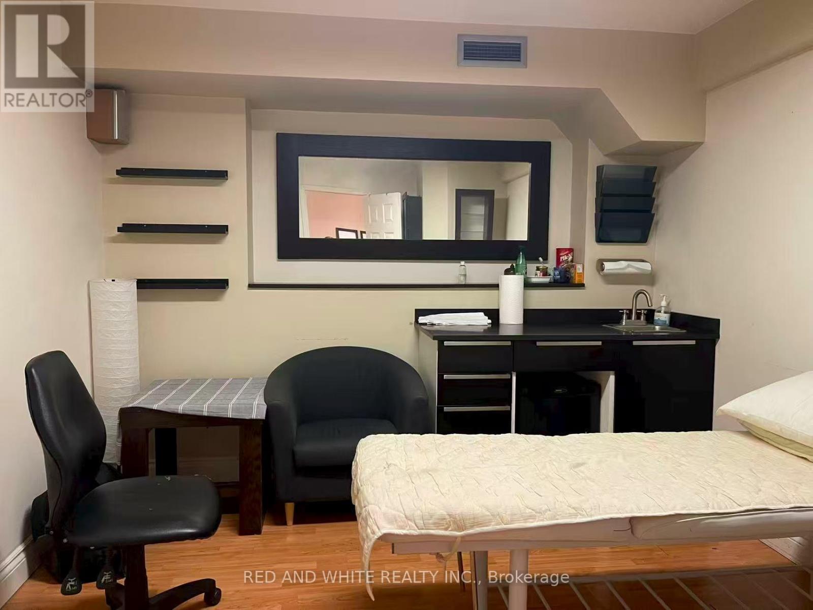 265 Queen Street S, Mississauga, Ontario  L5M 1L9 - Photo 12 - W12435432