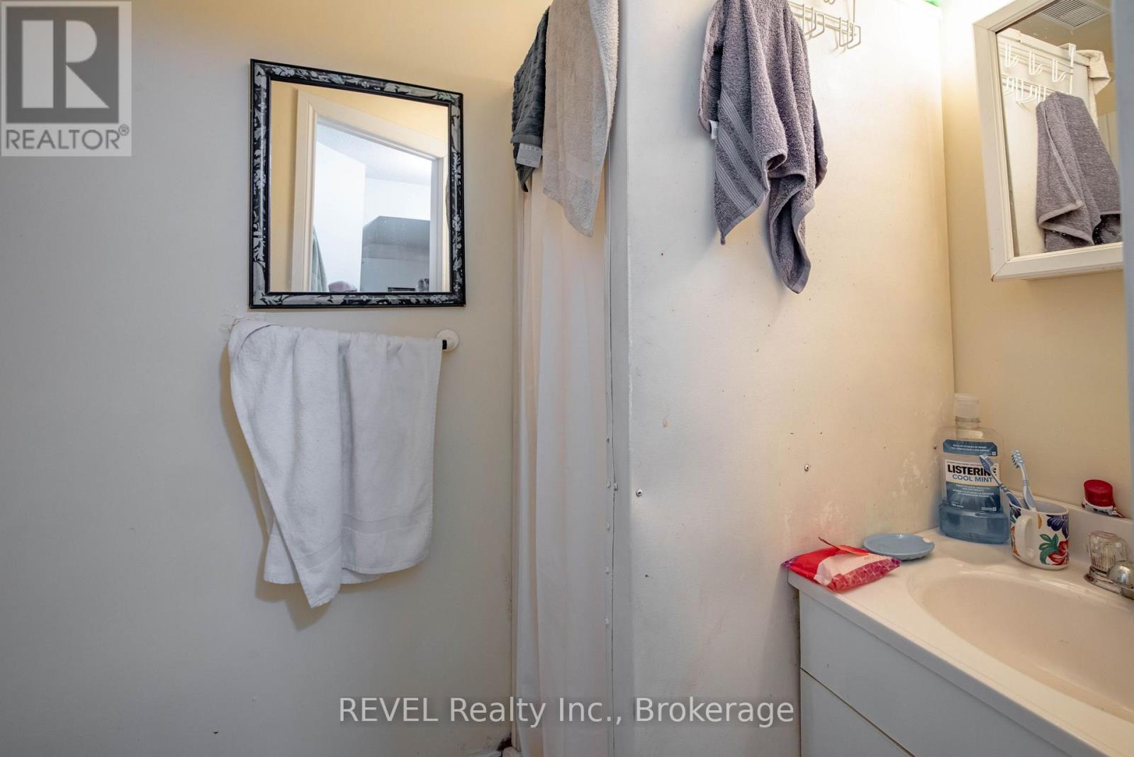 37 Manchester Avenue, St. Catharines, Ontario  L2R 1N9 - Photo 24 - X12485114